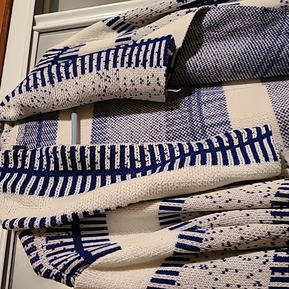 Sweater. - Picture 5 of 6